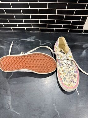 Vans Women's Low-Top Sneakers in White with Multicolor Print